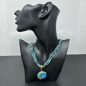 String necklace with pendant